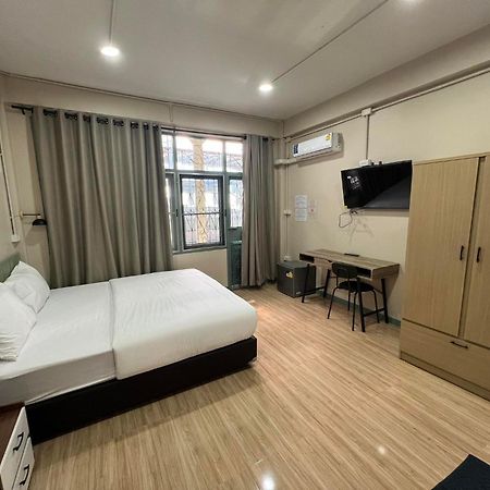 Bangwa House - Mrt Bangwa Station Hotell Bangkok Eksteriør bilde